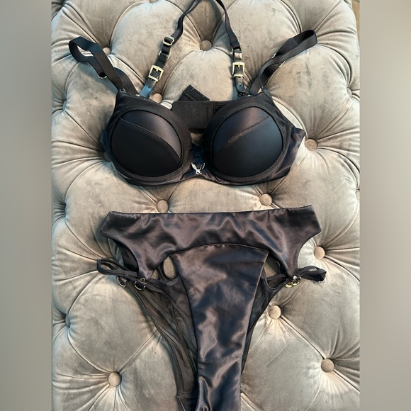 Lingerie set of 2 is from Honey Birdette, bold and luxurious design - Picture 5 of 11